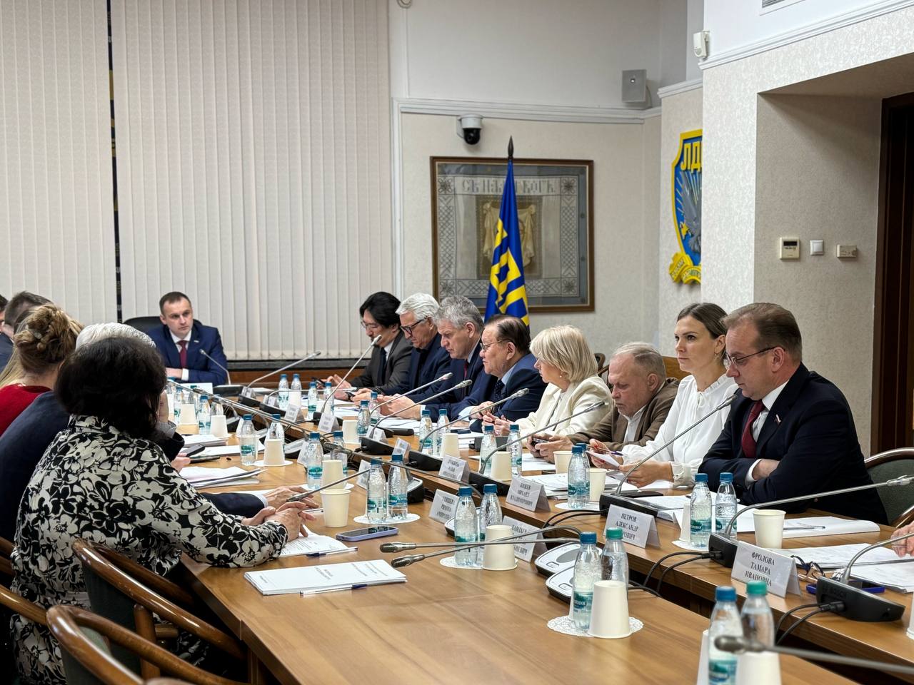 Сегодня провели 170 заседание Комитета Госдумы по охране здоровья От Минздрава России заслушали доклад о результатах эксперимента по онлайн продаже рецептурных лекарств и о просроченной кредиторской задолженности в медорганизациях регионов Также рассмотрели законопроекты усиливающие требования к нахождению мигрантов в России о совершенствовании системы медосвидетельствования иностранных граждан об усилении ответственности за нарушение порядка медосвидетельствования об ответственности за подделку документов об отсутствии опасных заболеваний   Эти инициативы рекомендовали к принятию в I чтении Рассмотрим на пленарном заседании в ближайшее время Госдума ЕдинаяРоссия КомитетПоОхранеЗдоровья