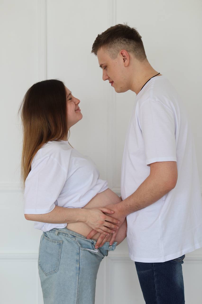 В Чите у девушки доношенный ребёнок родился мёртвым эксперты связали гибель плода с ошибками врачей женской консультации 23 летняя Виктория Золотарёва в сентябре 2022 года во время первой беременности встала на учёт в женской консультации ГУЗ Городской родильный дом под наблюдение врача Натальи Андреевны Яковлевой Об этом в разговоре с Осторожно Media рассказала юрист организации Юраптеки Анастасия Коптеева Во время беременности у девушки были серьёзные осложнения гестационный сахарный диабет инфекции токсикоз а также недостаточная прибавка массы тела Несмотря на это направление в стационар выдано не было тактика ведения беременности не пересматривалась Яковлева говорила Если рвота не более десяти раз в день то это нормально Она закрыла на всё глаза а так как это моя первая беременность я доверилась врачу В апреле 2023 года врач впервые установила под вопросом диагноз крупный плод и направила на УЗИ исследование к врачу Воробец А Б который на словах сообщил пациентке что у неё узкий таз но в заключении писать об этом не стал В женской консультации по словам Виктории размеры таза ей никогда не замеряли впервые такое исследование ей провели уже в родильном зале На сроке 39 недель у Виктории была диагностирована антенатальная гибель плода после чего она родоразрешилась мертворождённой девочкой весом 3710 грамм Ребёнок был доношенным Девочку после рождения будущие родители планировали назвать Оливией Судебно медицинская экспертиза установила что у плода имелись признаки внутриутробной гипоксии ещё за несколько недель до родов Эксперты указали что девушке не провели допплерометрию не диагностировали хроническую плацентарную недостаточность и не направили её на своевременную госпитализацию По их выводу между допущенными дефектами медицинской помощи и антенатальной гибелью плода существует прямая причинно следственная связь Ранее уголовное дело возбуждено не было из за отсутствия в законодательстве критериев оценки вреда плоду однако проверки страховой компании и Минздрава Забайкальского края также выявили нарушения в оказании медицинской помощи Родильному дому было выдано предписание об их устранении Сейчас семья требует чтобы им выплатили 10 млн рублей в качестве компенсации морального вреда В иске указано что при недостаточности средств у роддома ответственность должна быть возложена на Департамент госимущества и земельных отношений Забайкальского края