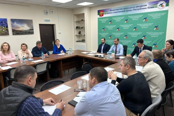 Руководитель Минприроды Коми призвал ускорить в регионе сортировку и переработку мусора Руководитель Минприроды Коми Роман Полшведкин представил доклад о текущей ситуации с созданием инфраструктуры для обращения с твердыми бытовыми отходами Он подчеркнул необходимость ускоренного внедрения эффективных технологий сортировки и переработки мусора в регионе Ключевой темой доклада стало обсуждение выбора территорий для строительства современных мусороперерабатывающих комплексов и полигонов Члены совета детально проанализировали факторы замедляющие реализацию проектов и выразили готовность принять активное участие в процессе согласования земельных участков включая территорию вблизи города Сосногорск   komiinform ru news 289873