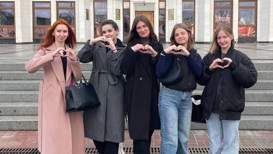Студентки ИАТЭ представят Калужскую область на Всероссийских соревнованиях по оказанию первой помощи Вчера в Калуге прошел Регионального чемпионата по оказанию первой помощи состоялся Региональный чемпионат по первой помощи Для участия в чемпионате собрались команды победители муниципального этапа более 250 человек Обнинск представила команда студентов ИАТЭ Соревнования проходили в 3 этапа сердечно легочная реанимация оказание помощи трем пострадавшим а также оказание помощи участникам аварии По итогам всех этапов победителями Регионального чемпионата стала команда ИАТЭ Они представят регион на Всероссийских соревнованиях которые пройдут в Саранске 13 17 ноября Присоединяйтесь к Народу Обнинска