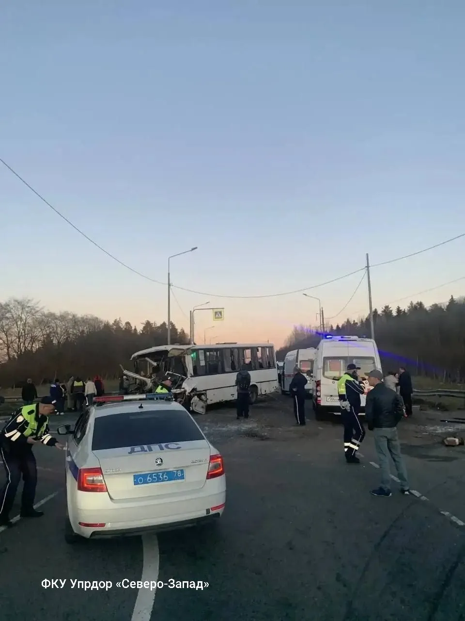 Автобус попал в аварию в Гатчинском округе на 41 м километре автодороги А 120 Южное полукольцо столкнулся с грузовым автомобилем Погиб один человек 11 пострадали в их числе ребенок Пятеро в тяжёлом состоянии Движение полностью перекрыто Telegram Все каналы Фонтанки Max