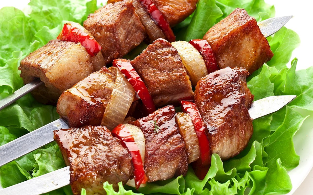 Врач назвал главную опасность магазинного шашлыка. Чтобы мясо не портилось, производители добавляют в маринад «килограммы» соли, «литры» уксуса, стабилизаторы, консерванты и красители, рассказал хирург Александр Умнов Он уточнил, что наличие химии не только ухудшает вкус, но и может приводить к развитию почечной недостаточности, панкреатита, артериальной гипертензии, язве желудка и двенадцатиперстной кишки. Признавайтесь, балуетесь покупным или маринуете только сами? Прислать новость Подписаться