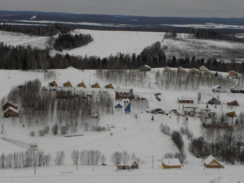 Частный двухместный вертолёт упал на территорию базы отдыха Ашатли парк в селе Печмень в Пермском крае  Предварительно пилот погиб а пассажир получил травмы сейчас за его жизнь борются врачи Telegram канал Безопасность туризма 24 7 с вами Подпишись