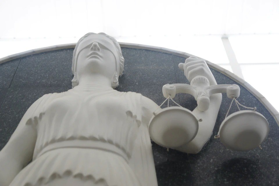 Экс владелец Южуралзолота не смог оспорить национализацию активов Челябинский областной суд подтвердил решение об изъятии в государственную собственность активов ПАО Южуралзолото группа компаний и десяти связанных с ним предприятий общей стоимостью 149 8 млрд рублей Апелляционная жалоба была отклонена 29 октября Решение вступило в законную силу сообщили в пресс службе облсуда Иск Генпрокуратуры был удовлетворен еще в июле Суд постановил что бывший президент компании Константин Струков незаконно получил контроль над золотодобывающим предприятием В собственность государства также перешли активы членов семьи бизнесмена и его партнеров   Подписаться на chelkp