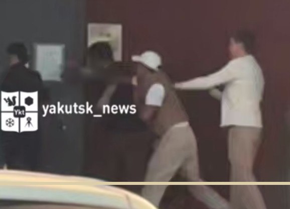 Шокирующее видео из Якутска на крыльце ночного клуба толпа избивает двух парней Один из пострадавших лежит без сознания другой пытается заступиться но его тоже жестоко бьют кулаками и ногами Двое девушек пытаются остановить драку но агрессоры не унимаются В конце видео видно что парень в футболке тоже не может встать на ноги Агрессоры расходятся при этом один из них толкает проходящую мимо девушку и та падает на крыльцо Sakhapress напоминает что летом в Ленске массовая драка закончилась смертью человека Надеемся что никто серьёзно не пострадал а виноватые будут привлечены к ответственности Sakhapress Все новости Якутии на NewsOfYakutia