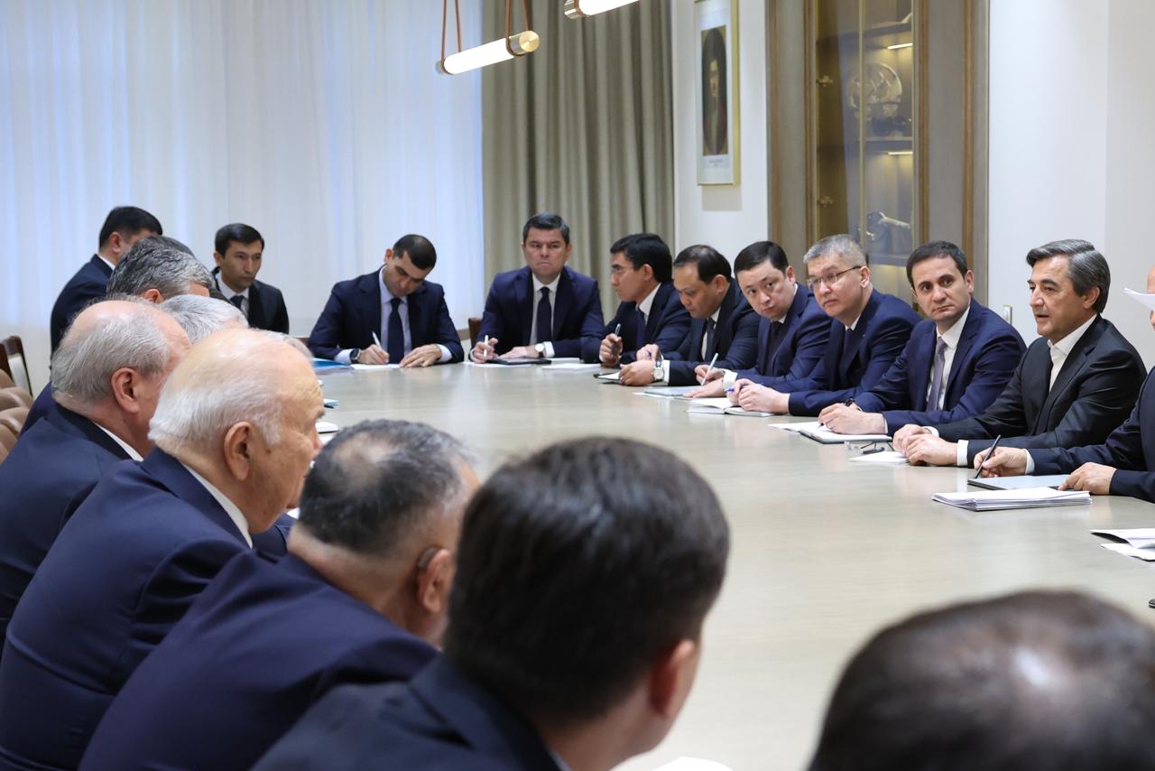 В Администрации президента Шавката Мирзиёева произошли перестановки. Бекзод Мавлонов занял пост помощника президента. Ранее он работал советником главы республики по вопросам правовой экспертизы и комплексного анализа. Азиз Магрупов занял пост советника президента по вопросам внешних инвестиций. Ранее он был помощником главы Узбекистана. Также в связи с переходом на другую работу от должностей освобождены: начальник Контрольной инспекции АП Саидлазиз Саидкаримов; руководитель Департамента взаимодействия с регионами и подготовки аналитических материалов АП Уткиржон Кодиров; замруководителя Департамента планирования и информационного обеспечения АП Жахонгир Ибрагимов.