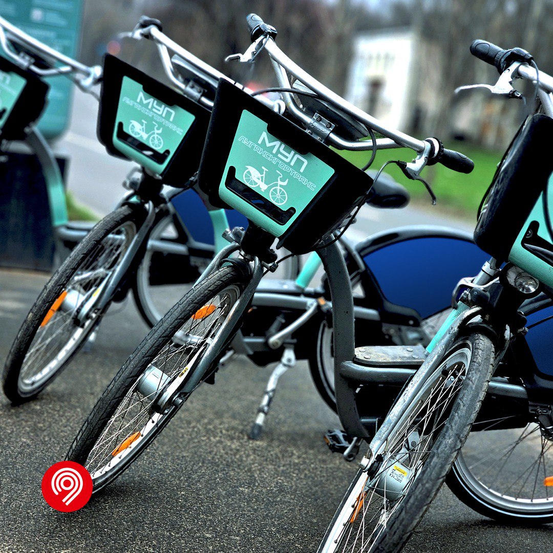 Подводим итоги сезона велопроката в Луганске Максим Ликсутов рассказал что с начала работы сервиса пользователи совершили более 24 тыс поездок на велосипедах переданных Москвой Луганску За время работы проката 16 станций аренды расположили в наиболее удобных частях города Для аренды было доступно 160 велосипедов По поручению Мэра Москвы Сергея Собянина Транспортный комплекс столицы оказывает помощь в развитии транспортной инфраструктуры Луганска Сервис аренды велосипедов начал работать в сентябре 2024 года и пользуется большой популярностью у жителей В этом сезоне в городе функционировали 16 станций и было доступно 160 велосипедов В новом сезоне планируется расширять велопрокат чтобы сделать сервис еще доступнее и удобнее для горожан отметил Максим Ликсутов Дептранс Москвы