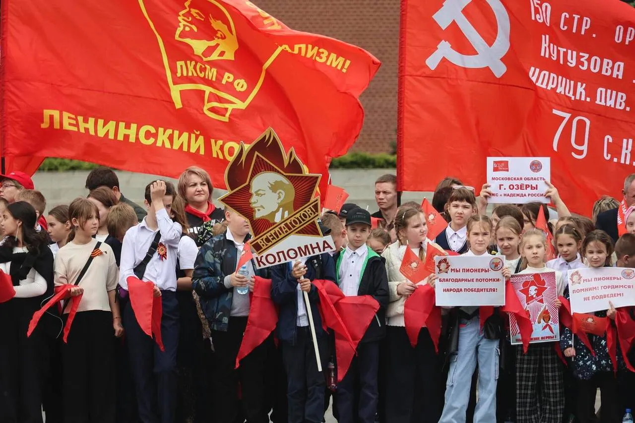 В Госдуме предложили возродить в России систему советского воспитания молодёжи включая такие организации как октябрята пионеры и комсомольцы с их традиционной атрибутикой красными галстуками и значками Депутаты считают что необходимо либо полностью воссоздать эту структуру либо разработать её современный аналог Если файлы загружаются медленно не волнуйтесь Все новости также доступны в нашем канале MAX