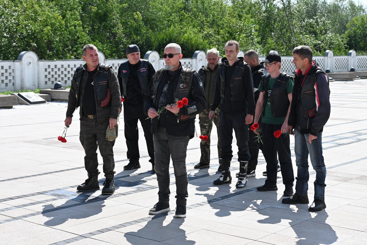 «Ночные волки» прибыли в Красноярск в рамках мотомарша  Мотоциклисты возложили цветы на площади перед музеем «Мемориал Победы».   В 16:00 состоится кинопоказ документального фильма «Русский Реактор» в Доме кино, а в 21:00 гостей приглашают на шоу от мототеатра Александра Елагина по адресу: ул. Академгородок, 50 // строение 60.   Мотомарш «Ночных волков» посвящён 80-летию Победы в Великой Отечественной Войне и освобождению Южного Сахалина и Курильских островов от японских захватчиков. Он стартовал 22 июня в Бресте и завершится в Южно – Сахалинске 3 сентября.
