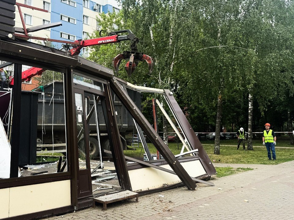 В ближайшие 3 года в Химках станет меньше ларьков и палаток В Подмосковье более чем вдвое планируют сократить количество торговых объектов на улицах в ближайшие 3 года. В этом году демонтируют 3600 нестационарных торговых точек, работающих с нарушениями. Уже снесены 1340 объектов. Среди них — павильон в Химках, на который жители написали 94 жалобы! «В Химках в марте демонтировали нестационарный торговый объект, который поставили не там на сетях , в котором продавали не то, о чем договаривались табак, шаурма и т.д. вместо фермерской продукции . Еще и перед установкой вырубили сквер, который сажали жители соседних домов. На него мы получили 94 жалобы, в том числе коллективную. Поэтому объект был ликвидирован», — рассказал зампред правительства области Вячеслав Духин. По словам Вячеслава Духина, в Подмосковье в итоге останется порядка 11000 торговых объектов, владельцы которых соблюдают правила и нормы, следят за чистотой прилегающей территории и внешним видом точек, а их продукция востребована у местных жителей пример для подражания на 4 картинке .