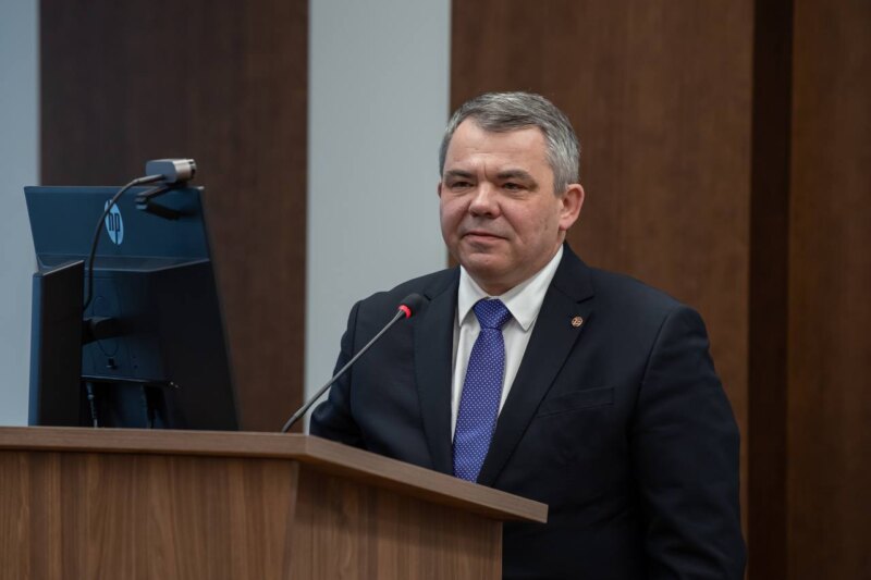 Дмитрий Пышный со вторника 13 января официально сменил Михаила Федорука на посту руководителя Новосибирского государственного университета Министерство науки и высшего образования РФ сообщило о назначении Дмитрия Пышного ректором НГУ В пресс службе университета Континенту Сибирь подтвердили что новый руководитель учреждения официально вступил в должность с 13 января Ранее Континент Сибирь сообщал что 22 декабря 2025 года глава Минобрнауки РФ Валерий Фальков приехал в Новосибирск на заседание Наблюдательного совета НГУ где рекомендовал членам Совета поддержать в качестве ректора Дмитрия Пышного одного из заместителей министра науки и высшего образования РФ выпускника факультета естественных наук НГУ экс руководителя Института химической биологии и фундаментальной медицины СО РАН доктора химических наук член корреспондента РАН Подробнее по ссылке