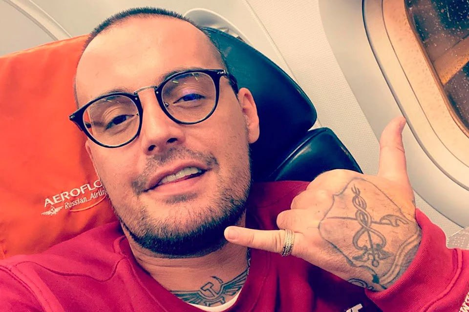 Гуф ты по моему перепутал Рэп ветеран Алексей Долматов он же Гуф внезапно вспомнил молодость и по версии следствия решил тряхнуть стариной не на бите а на лице случайного мужика Отдыхал себе в Наро Фоминске и как утверждают правоохранители вместе с корешем провернул олдскульную схему дай телефон брат Айфон насилие угрозы всё как в ранних нулевых только без клипа и фанатов Картина со слов обвинения такая приятель Гуфа скрутил потерпевшему руки а сам рэпер работал по лицу и параллельно угрожал будто в подворотне у метро В итоге минус iPhone 14 Pro плюс уголовное дело по грабежу с применением насилия и предварительным сговором За такое если что светит до семи лет а это уже не гастроли Сейчас Гуф под подпиской о невыезде Дело уже в суде романтика улиц закончилась осталась только сухая бумага и перспектива колонии Больше новостей в Мурзаче