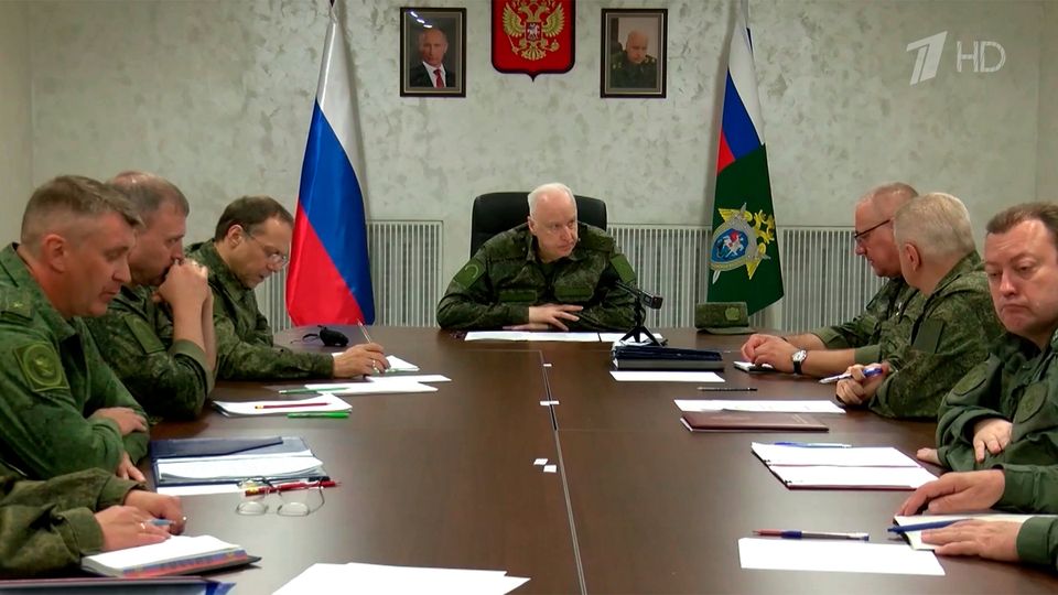В Мариуполе прошло совещание, на котором обсуждались новые преступления украинских военных в Донбассе. Председатель Следственного комитета Александр Бастрыкин получил доклады о последних эпизодах насилия.  На скамье подсудимых находится боевик запрещенной группы «Азов». В весенний период 2022 года он преднамеренно обстреливал жилые районы и социальные объекты из миномета. Ведутся расследования в отношении еще двух членов этой группы, причастных к расстрелу мирных жителей. Кроме того, были предъявлены обвинения в наемничестве по делу 18 иностранных граждан из различных стран.  В завершении совещания Бастрыкин отметил и наградил сотрудников Следственного комитета за их высококачественную работу по расследованию преступлений, совершенных в ходе конфликта.  Источник: