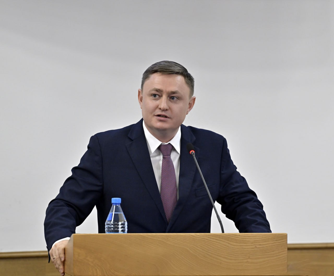 Днем зарождения региональной энергетики считается 7 ноября 1925 года В честь памятной даты в Правительстве Тувы сегодня государственными наградами отметили труд тех кто внес личный вклад в развитие энергетической отрасли региона Открывая торжественную церемонию Владислав Ховалыг напомнил основные вехи становления отрасли энергетики в Туве Отправной точкой в создании тувинской электроэнергетики стал запуск в Кызыле первой дизельной электростанции мощностью всего 40 киловатт При помощи СССР в период ТНР в Кызыле была построена вторая более мощная электростанция в 248 киловатт которая обеспечивала электроэнергией промышленные и социальные объекты различные учреждения и население города Бурное развитие энергетика Тувы получила после вхождения Тувинской Народной Республики в состав Советского Союза 11 октября 1944 года В 21 ом веке когда началась реализация крупных производственных проектов Тува стала ощущать энергодефицит И уже в декабре 2021 года Правительством России был принят Комплексный план энергоснабжения инвестиционных проектов в промышленной и социальной сферах При поддержке Президента России Владимира Владимировича Путина нашего земляка Сергея Кужугетовича Шойгу Правительства страны в лице вице премьера Александра Валентиновича Новака Министра энергетики Сергея Евгеньевича Цивилева генерального директора ПАО Россети Андрея Валерьевича Рюмина этот план успешно реализуется отметил Владислав Ховалыг Руководитель республики сообщил что сегодня вместе с руководством компании Россети введены в эксплуатацию головные подстанции Кызылская Туран и Означенное тем самым завершился первый этап реализации Комплексного плана По оценке Владислава Ховалыга запуск этих энергообъектов позволит реализовать дальнейшие планы региона по строительству комфортного жилья необходимых социальных объектов также появляется осязаемая перспектива электрификации Тоджинского района Особые слова благодарности руководитель республики адресовал ветеранам отрасли пожелав им крепкого здоровья Благодарностями и Почетными грамотами Минэнергетики России Благодарностями и Почетными грамотами Главы Республики Тыва награждены работники УК ТЭК 4 АО Кызылская ТЭЦ АО Россети Сибирь Тываэнерго ООО Дизель филиала ПАО Россети Хакасского предприятия Магистральные электрические сети филиала АО Системный оператор Единой энергетической системы Региональное диспетчерское управление энергосистемы Красноярского края и Республики Тыва и др Подробнее о награждении здесь vk cc cR3yCj