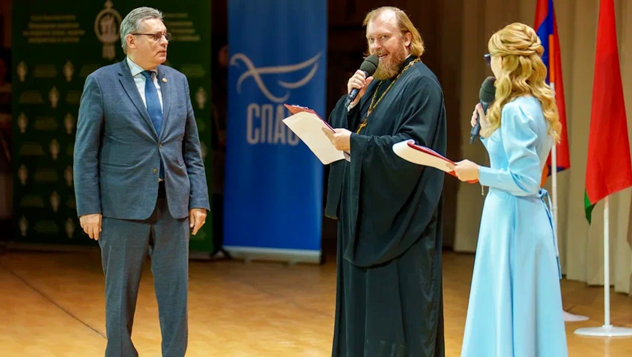 Рифат Сабитов отмечен за укрепление и защиту традиционных духовно нравственных ценностей Заместитель генерального директора руководитель регионального департамента ВГТРК удостоен премии Государеву человеку Во время церемонии вручения глава патриаршей комиссии иерей Федор Лукьянов обратился к Рифату Сабитову с просьбой посодействовать предотвращению рекламы оккультизма и колдовства в СМИ Мы полностью разделяем эту позицию комиссия Общественной палаты России по развитию информационного сообщества СМИ и массовых коммуникаций в сотрудничестве с законодателями добивается реализации этого запрета подчеркнул Рифат Сабитов Фото ГТРК Ставрополье Все самые важные новости Telegram MAX