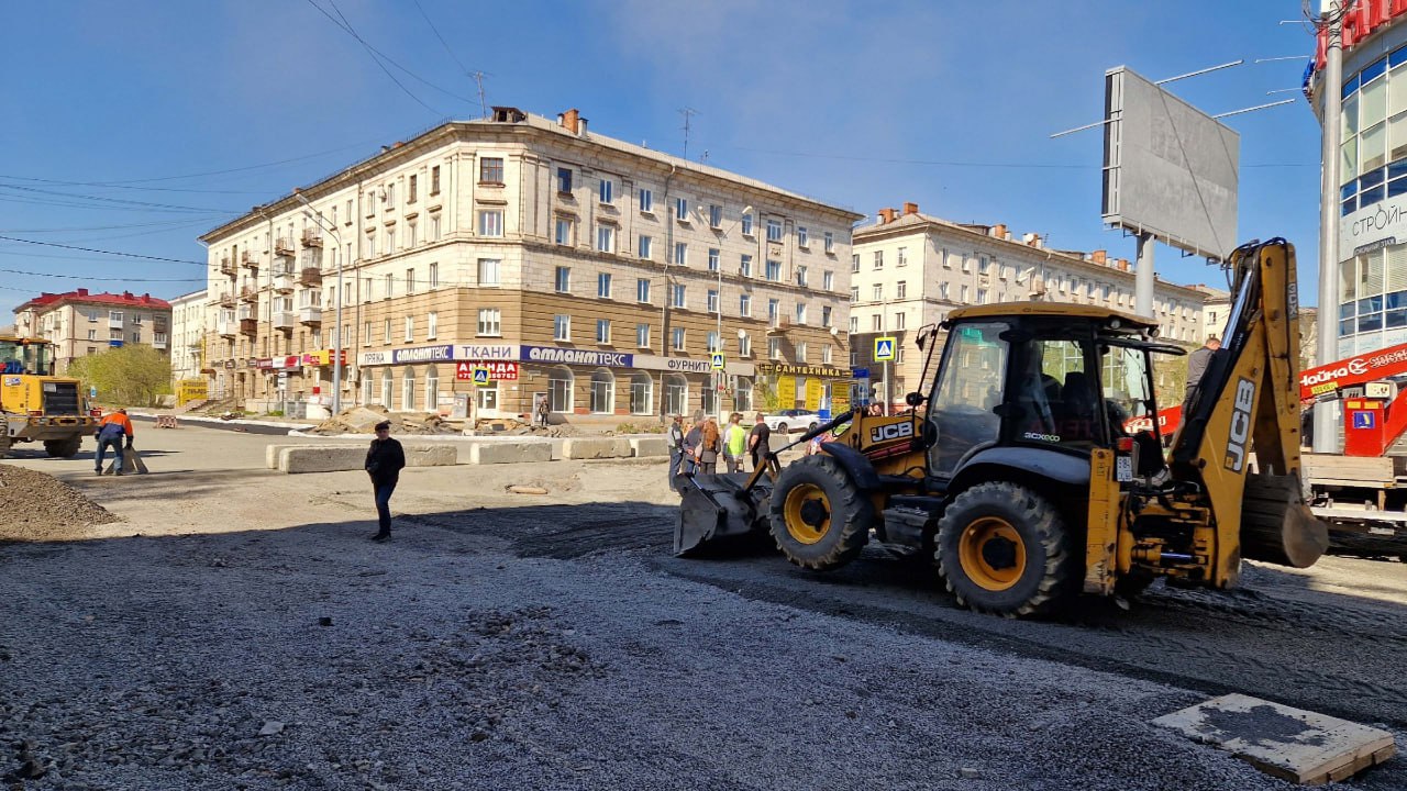 8 миллиардов рублей Именно в такую сумму оценили ущерб природе от незаконных действий бывшего замглавного инженера Башкиравтодора Дамира Бурханова Приговор суда 5 лет колонии Такой ценой он ответил за варварскую деятельность на участках Балтачево и Исмаилово в 2023 году По версии прокуратуры в результате его действий был снят плодородный слой почвы на площади более 13 гектаров Это сопоставимо с 18 футбольными полями которые теперь надолго выведены из строя Кроме реального срока суд на 3 года запретил ему работать в сфере добычи полезных ископаемых Надеемся этот приговор станет серьезным сигналом для всех кто считает возможным безнаказанно наживаться на уничтожении нашего общего достояния природы Видео приговора в MAX