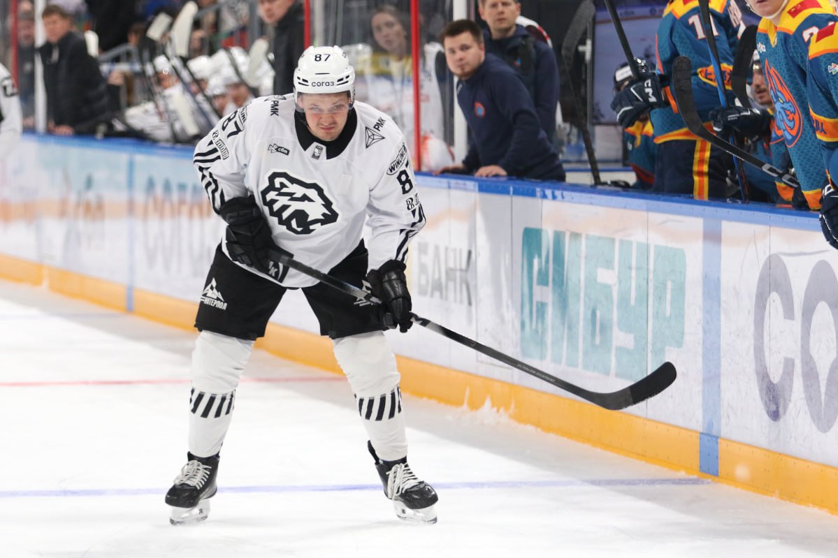 Финалист Кубка Гагарина разгромил Шанхай Дрэгонс со счетом 9 0 Челябинский Трактор одержал самую крупную в истории победу над Шанхай Дрэгонс в матче регулярного чемпионата КХЛ Встреча завершилась со счетом 9 0 Дубль оформил Андрей Светлаков 43 я и 52 я минуты на его счету также две голевые передачи По шайбе забросили Александр Кадейкин 8 Григорий Дронов 14 Джошуа Ливо 20 Джордан Гросс 22 Андрей Никонов 27 Егор Коршков 28 Виталий Кравцов 39 Ворота Трактора защищал Савелий Шерстнев для него это первая сухая победа в первом матче в стартовом составе Трактор 4 октября проиграл Дрэгонс в гостях со счетом 4 5 после овертайма Трактор 17 ноября объявил об уходе главного тренера Бенуа Гру с которым в прошлом сезоне дошел до финала Кубка Гагарина Global Look Press Подписаться на РБК Спорт