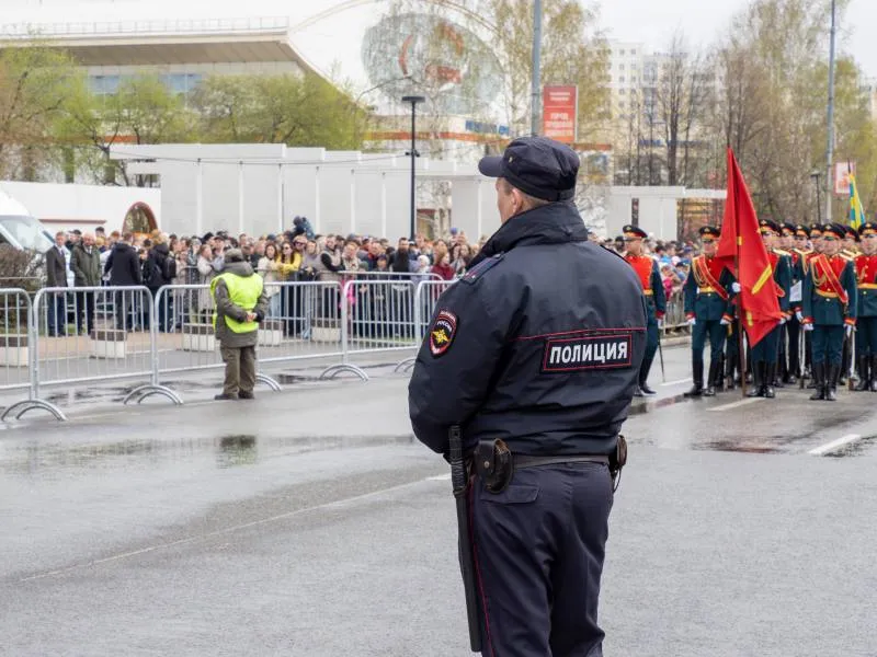 В Челябинске перекроют движение пешеходов для репетиции к 9 мая Для тренировки парада перед Днем Победы в Челябинске 22 апреля ограничат движение пешеходов на площади Революции Об этом сообщает пресс служба комитета по культуре мэрии Репетиция торжественного построения и прохождения торжественным маршем войск будет проходить с 17 часов На время мероприятия движение ограничат только для пешеходов транспорт по проспекту Ленина сможет ездить как обычно Коммерсантъ Мы в MAX Подписаться Прислать новость