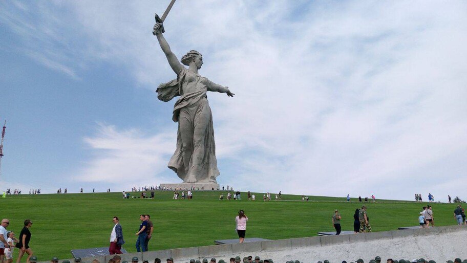 Лагерь «Авангард» в Волгоградской области примет 200 херсонских детей   Двести детей из Херсонской области, занимающихся в Центре «Воин», отдохнут этим летом в оборонно-спортивном лагере «Авангард» в Волгоградской области. Об этом ХАН рассказал инструктор-методист регионального филиала центра Сергей Батарчуков.  «Сто ребят уже побывали там, еще 50 уехали на третью лагерную смену. В следующую поедут еще 50», — уточнил он.  Отдых для детей бесплатный. На две недели они попадают в особую атмосферу: 800 человек из разных уголков страны перемешивают, чтобы не делились по регионам, а знакомились, общались, дружили.  #ХАНмолодежка  Фото: Центр «Воин»     , VK и ОК и читайте новости на нашем сайте