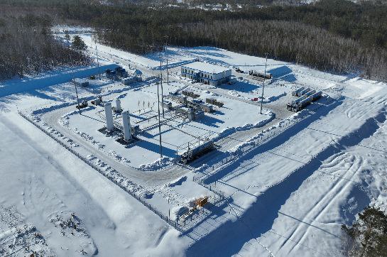 Компания Газпром гелий сервис приступила к проектированию второй очереди малотоннажного комплекса по сжижению природного газа КСПГ расположенного в Амурской области Об этом сообщается на сайте Газпрома Для реализации проекта были проведены комплексные инженерные изыскания разработаны основные технические решения Отмечается что производственная мощность второй очереди КСПГ составит 1 5 тонны сжиженного природного газа в час 12 6 тысячи тонн в год После ввода в эксплуатацию общая производительность КСПГ вырастет в два раза до трех тонн сжиженного природного газа в час или 25 2 тысячи тонн в год Продукцией комплекса по сжижению природного газа пользуются газовая котельная в микрорайоне Амурсельмаш Белогорска автотранспорт компании Газпром гелий сервис задействованный в перевозке продукции Амурского газоперерабатывающего завода ГПЗ Газпрома и автобусы строящегося рядом с ГПЗ Амурского газохимического комплекса В компании уточнили что запуск второй очереди КСПГ обеспечит растущие потребности собственного автопарка Газпром гелий сервис в дополнительных объемах экологически чистого моторного топлива Напомним в Амурской области комплекс работает с 2023 года Ресурсной базой служит газопровод Сила Сибири