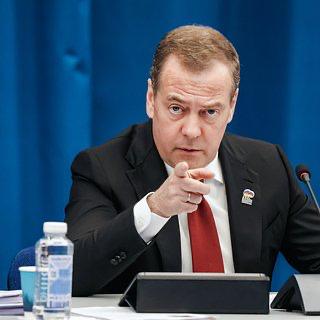 Медведев посоветовал покинуть страну непатриотически настроенным писателям Зампред Совбеза рекомендует «покупать билеты» тем, кто не настроен на патриотизм. По словам Медведева, произведения о героях спецоперации сейчас особенно важны, когда РФ находится в идеологической схватке со своими врагами.
