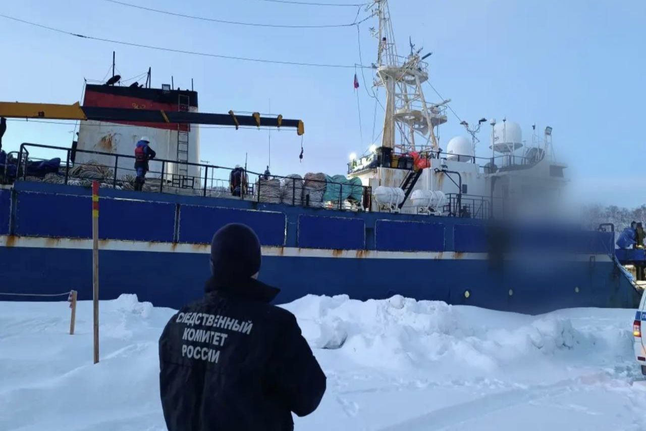 Убийство в новогоднюю ночь на Камчатке под стражу заключили матроса напавшего на сослуживца с ножом Трагедия произошла 1 января 2026 года на борту рыболовного судна в Олюторском заливе Берингова моря По версии следствия в ходе бытового конфликта находясь в состоянии алкогольного опьянения 43 летний обвиняемый нанёс сослуживцу смертельный удар ножом в грудь Подозреваемого задержли на судне а суд избрал ему меру пресечения в виде заключения под стражу Судно уже вернулось в порт Петропавловска Камчатского где проведены следственные действия осмотр изъятие орудия преступления и допросы свидетелей Назначены экспертизы Подписаться на kpdvru Мы в MAX