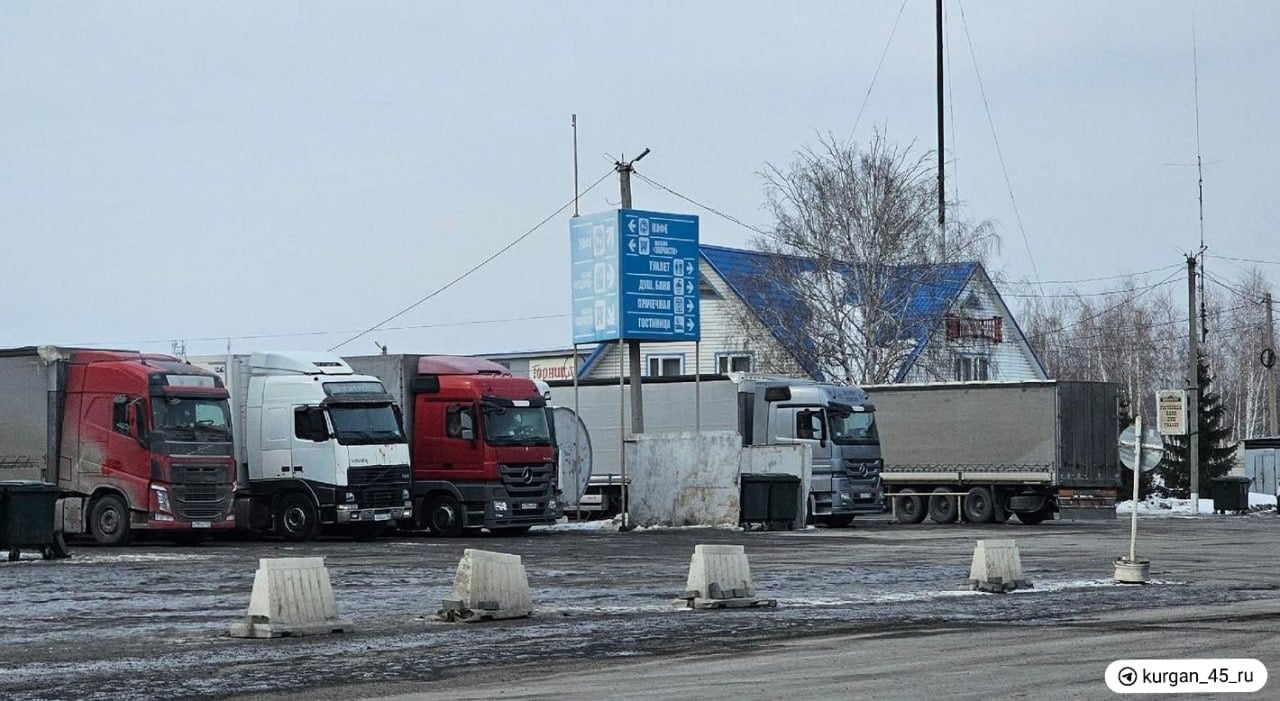 Теплая зима стала испытанием для трасс в Курганской области  Верхние покрытия дорог быстро деформировались, рассказал журналистам начальник ФКУ УПРДОР «Южный Урал» Владимир Муравьев.  — Силами служб ямочность оперативно устраняется, но она появляется лавинообразно. Порой бывает очень сложно ее всю убрать, — сказал Владимир Муравьев на мероприятии для дальнобойщиков.  Дефекты на дорогах смогут устранить, когда установится плюсовая температура.   Владимир Муравьев сообщил, что в этом году в регионе планируют отремонтировать 40 км федеральных дорог. В частности, восстановят 12 км на трассе «Иртыш».