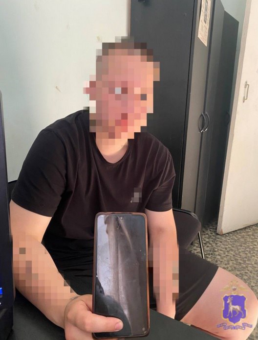 В Сызрани сотрудники уголовного розыска в кратчайшие сроки задержали подозреваемую  в краже телефона. Оперуполномоченные уголовного розыска изъяли записи с камер видеонаблюдения пункта выдачи заказов, которые зафиксировали происходящее как внутри помещения, так и возле него. Изучив полученные сведения, полицейские установили: заявитель, получая газонокосилку, положила телефон на стойку. Проверив посылку, вышла из помещения, не взяв гаджет. Женщина, которая пришла в пункт выдачи следом, убедилась, что ее действия незаметны окружающим, забрала смартфон, свою посылку и ушла, не предприняв попытки разыскать собственника имущества. Подозреваемая задержана. Возбуждено уголовное дело. Похищенное имущество в ближайшее время будет возвращено законному владельцу.