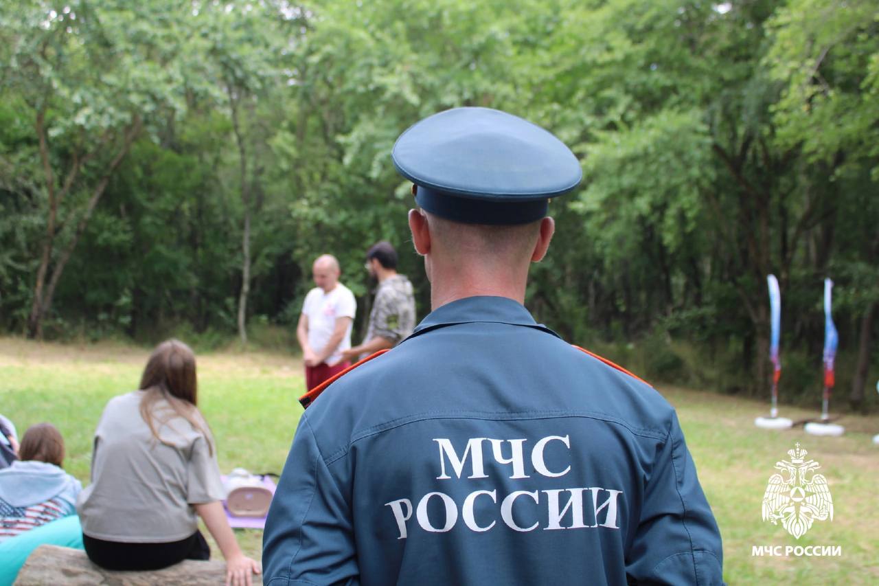 На Кубани продлили запрет на разведение костров и въезд в леса до 30 июля В лесных массивах Кубани полностью запрещено разведение костров, использование мангалов и других приспособлений для приготовления пищи на огне. Ограничен въезд любого транспорта, кроме спецтехники и автомобилей экстренных служб лесную местность. Разрешены пешие прогулки при условии строгого соблюдения правил пожарной безопасности. За несоблюдение правил есть штрафы: Для граждан — штрафы от 2 000 до 5 000 рублей. Для должностных лиц — до 50 000 рублей. Конфискация транспортных средств, незаконно въехавших в лесополосу. Фото: МЧС Кубани KrasnodarMedia Прислать новость