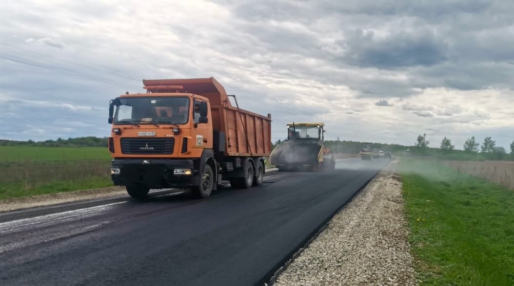 В регионе продолжается ремонт дороги Драчево-Бутылицы-Меленки На прошлой неделе ДСУ-3 завершили важный этап: сфрезеровали существующее покрытие, уложили выравнивающий слой из асфальтобетона и укрепили обочины щебнем. В ближайшие дни рабочие приступят к устройству верхнего слоя покрытия, протяженностью 2 километра. А уже к 20 мая все работы на этом участке будут полностью завершены, и водители смогут оценить обновленную дорогу.