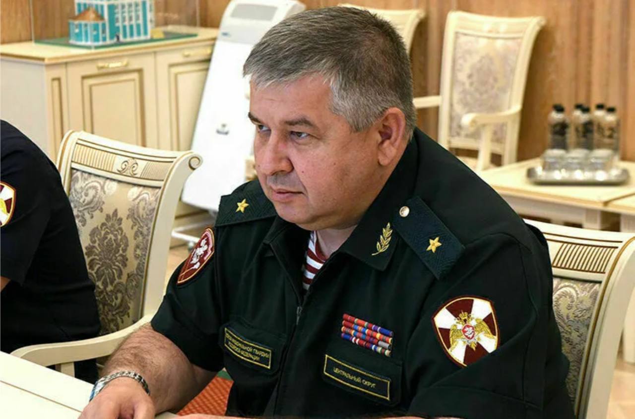Замкомандующий Центральным округом Росгвардии Вадим Драгомирецкий ушёл на СВО. В прошлом году его приговорили к девяти годам по делу о получении взятки в 19 млн рублей. В 2024 году Драгомирецкого признали виновным в получении взятки в размере 19 млн рублей от фирмы-подрядчика, которая выполняла работы для Центрального округа Росгвардии.