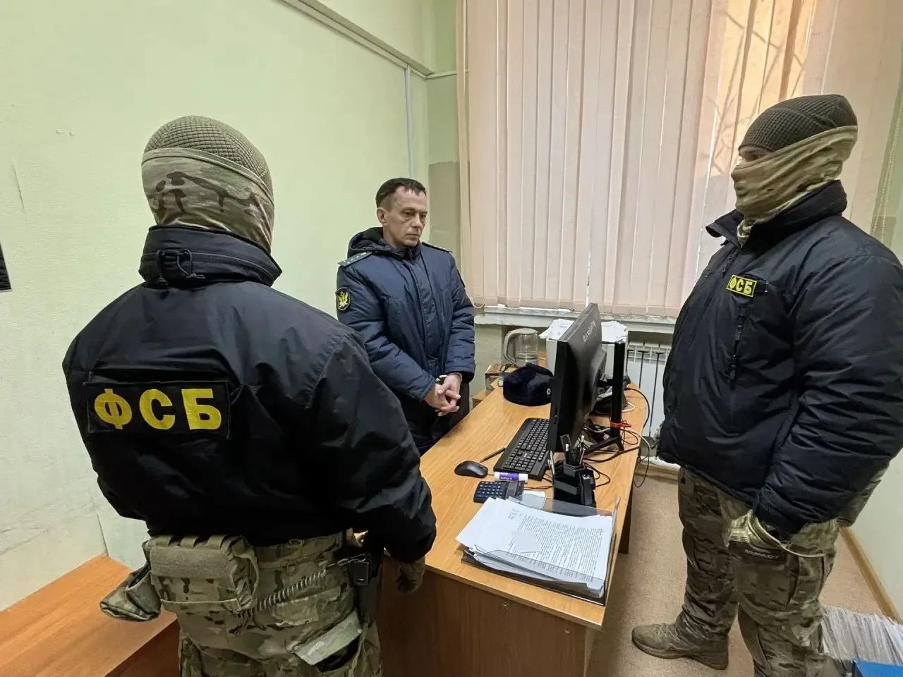 В Челябинске задержан начальник отдела ФССП за сотрудничество с криминалом Сегодня 11 февраля сотрудники УФСБ по Челябинской области задержали начальника отдела по работе с юридическими лицами регионального управления ФССП Об этом нам стало известно из собственного источника в правоохранительных органах Как сообщил собеседник пристав подозревается в получении взяток от представителей криминальных структур Задержанный использовал служебное положение для проверок физических лиц по закрытым базам данных ФССП а полученную конфиденциальную информацию передавал криминальным группировкам По нашим сведениям следственным управлением СК России Южного Урала в отношении задержанного возбуждено уголовное дело по статье Получение взятки В настоящее время по месту жительства и его работы проводятся обыски Правоохранители также ведут работу по выявлению и документированию других возможных эпизодов его противоправной деятельности eugenejut