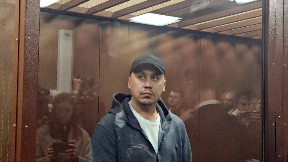 Прокурор запросил пять лет и штраф в 900 тыс рублей предпринимателю Дмитрию Портнягину по делу о легализации денежных средств передает корреспондент Известий из зала суда Также обвинение запросило пять с половиной лет общего режима для жены предпринимателя Екатерины Для третьего фигуранта дела делового партнера супругов Алексея Николаева гособвинитель потребовал наказание в виде двух лет лишения свободы общего режима Николаев и Портнягин полностью признали вину жена последнего частично Всем обвиняемым избран запрет определенных действий Ранее 28 сентября Портнягину начислили почти 800 млн рублей налогов  Портнягина задержали в Ростове на Дону 12 апреля 2024 года По данным следствия фигурант уклонился от уплаты налога на сумму более 124 млн рублей с 2018 по 2020 год Кроме того в дальнейшем он совершал финансовые операции с полученными преступным путем деньгами переведя на счета третьих юрлиц более 91 млн рублей Жена бизнесмена также обвиняется в передаче взятки в 300 тысяч рублей за отказ в сносе принадлежащего ее мужу банного комплекса Siberia Позже незаконная надстройка второго этажа здания была снесена IZ RU в Telegram в MAX