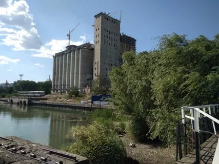 В Ростове на Дону реконструируют бывший мукомольный завод за 1 5 млрд рублей В Ростове на Дону проведут реновацию территории бывшего мукомольного завода 2 Общий объем инвестиций оценивается в 1 5 млрд руб Об этом в своем тг канале сообщает глава города Александр Скрябин В основу концепции лег международный опыт организации парков в которых удалось гармонично соединить в общественных пространствах практичность и современные технологии с биокультурой отметил Скрябин Глава города добавил что мукомольный завод это доминанта проекта развития туризма поэтому его нужно сохранить