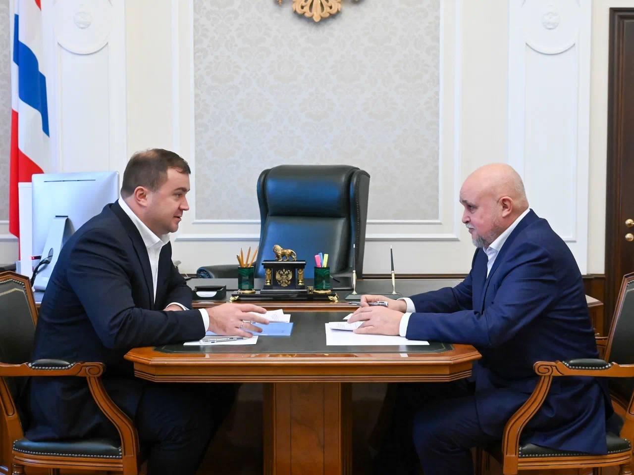 Виталий Хоценко и министр энергетики Сергей Цивилёв обсудили энергоразвитие Омской области Разговор был сосредоточен на нескольких ключевых направлениях Подготовка к отопительному сезону впервые за 12 лет все муниципалитеты области подтвердили свою готовность Это стало возможным благодаря ремонту теплосетей проведенному летом и осенью Модернизация продолжится и в следующем году при федеральной поддержке Газификация северных территорий в декабре планируется ввод в эксплуатацию газораспределительной станции Тарская Объект позволит подать газ в Тарский Знаменский и Тевризский районы Также обсуждались перспективы расширения газификации региона на период 2026 2030 годов Подписывайтесь на 12 канал в МАХ