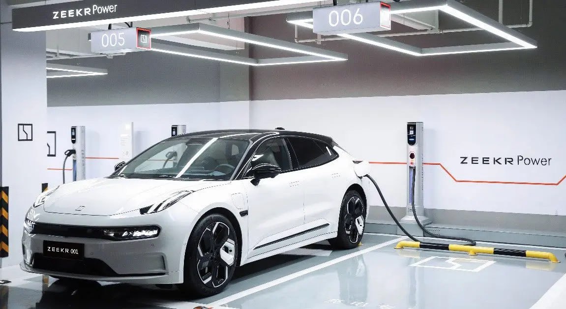 Каждый пятый Zeekr 001 отправят на замену батареи Компания Zeekr объявила в Китае отзывную кампанию под которую попали 38 277 электромобилей Zeekr 001 Причина дефектные батарейные ячейки поставщика Sunwoda На всех машинах аккумуляторы заменят бесплатно на новые Отзыв касается автомобилей выпущенных с 8 июля 2021 года по 18 марта 2024 го в версии We с батареей Sunwoda ёмкостью 86 кВт ч Из за производственного брака возможно повышение внутреннего сопротивления ячеек что снижает эффективность батареи Sunwoda признала проблему и согласилась выплатить холдингу Geely компенсацию в размере 2 5 млрд юаней 27 8 млрд рублей autonews youtube