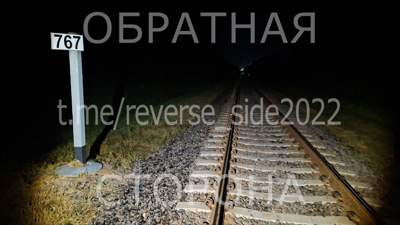 В Кобринском районе грузовой поезд сбил 21 летнего парня Трагедия произошла в 01 27 на 767 км вблизи д Черевачицы Кобринского района Выяснилось что парень уснул находясь на железнодорожных путях Машинист предпринял все необходимые меры в том числе и экстренное торможение однако столкновения избежать не удалось молодой человек скончался на месте происшествия Правоохранителями устанавливаются причины и обстоятельства произошедшего Не рискуйте Неукоснительно соблюдайте меры безопасности на железной дороге Один неверный шаг может стоить жизни Подписаться на канал Обратная сторона