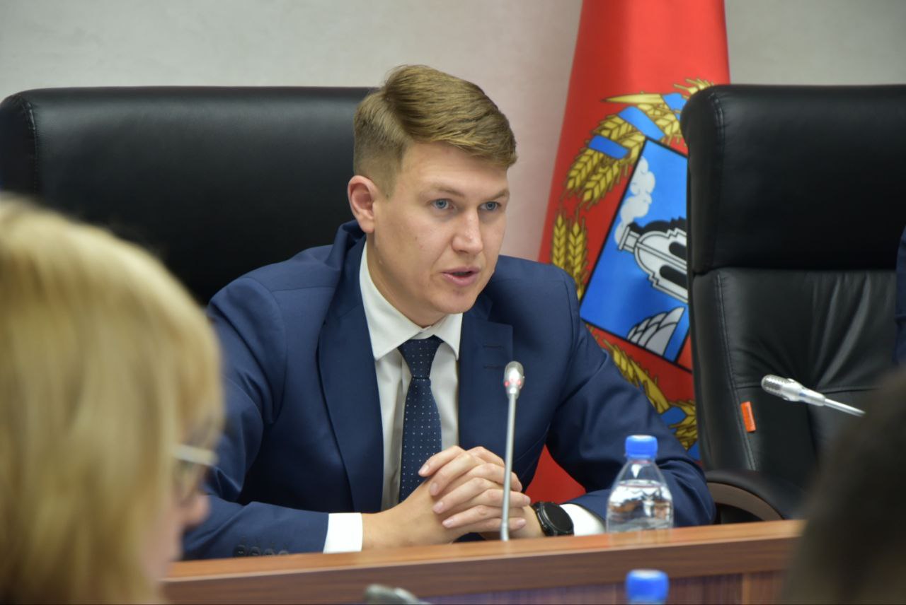 Законопроект о порядке избрания глав муниципалитетов рассмотрим в октябре Сегодня в Заксобрании провели очередное заседание рабочей группы по вопросам МСУ Главным в повестке стало обсуждение нового способа избрания глав городов и районов Законопроект будет внесен в повестку предстоящей сессии По результатам опроса который мы проводили ранее 80 глав муниципальных образований и председателей представительных органов высказались за способ когда партии и общественные объединения вносят свои предложения Губернатору Он определяет наиболее достойных кандидатов и представляет их местным депутатам которые избирают главу города округа и района Мы обсуждали эту тему в различных форматах с представителями муниципалитетов и услышали аргументы в поддержку данного способа Отмечу самые важные Данный способ обеспечивает качество управления территории Самоуправление это не самодеятельность Одного желания возглавить район или город мало нужно обладать профессиональными компетенциями Во главе муниципалитетов сегодня должны быть управленцы способные решать вопросы обеспечения жизнедеятельности населения на территории всего муниципального образования а для это важно разбираться в широком спектре экономических правовых и хозяйственных вопросов Любой глава важнейшее звено в достижении целевых показателей и выполнении задач по самому широкому спектру вопросов От эффективности взаимодействия региональной и муниципальной власти сегодня действительно зависит устойчивое экономическое и социальное развитие всей страны особенно в нынешнее непростое время Этот способ гарантирует эффективность использования бюджетных средств в территории Все муниципалитеты получают существенную поддержку из краевого бюджета это дотации субвенции субсидии Учитывая данный факт с одной стороны региональной власти важно обеспечить эффективное использование средств на местах на благо жителей а с другой муниципальной власти необходимо выстроить отношения с регионом для дополнительного участия в программах поддержки краевого и федерального уровня Избрание подобным способом позволит решать обе задачи сразу даже на старте работы нового главы муниципалитета Уверен что будут и другие политические мнения но нам важно что ЗА высказываются сами представители территорий Те кто работают на местах и реально болеют за свой город или район С учетом их мнения и будем двигаться дальше Отдельно отмечу что поскольку сегодня сохраняется двухуровневая система территориальной организации местного самоуправления для городских и сельских поселений мы сохранили вариативную модель избрания глав на муниципальных выборах или представительным органом МО из числа кандидатов представленных конкурсной комиссией В повестку сессии внесено еще два законопроекта связанных с МСУ О них уже рассказывал ранее Можно сказать что в октябре мы закроем первый большой блок работы над совершенствованием законодательства о местном самоуправлении Впереди еще два важных вопроса это определение оптимальной системы управления а также объемная тема распределение полномочий между уровнями