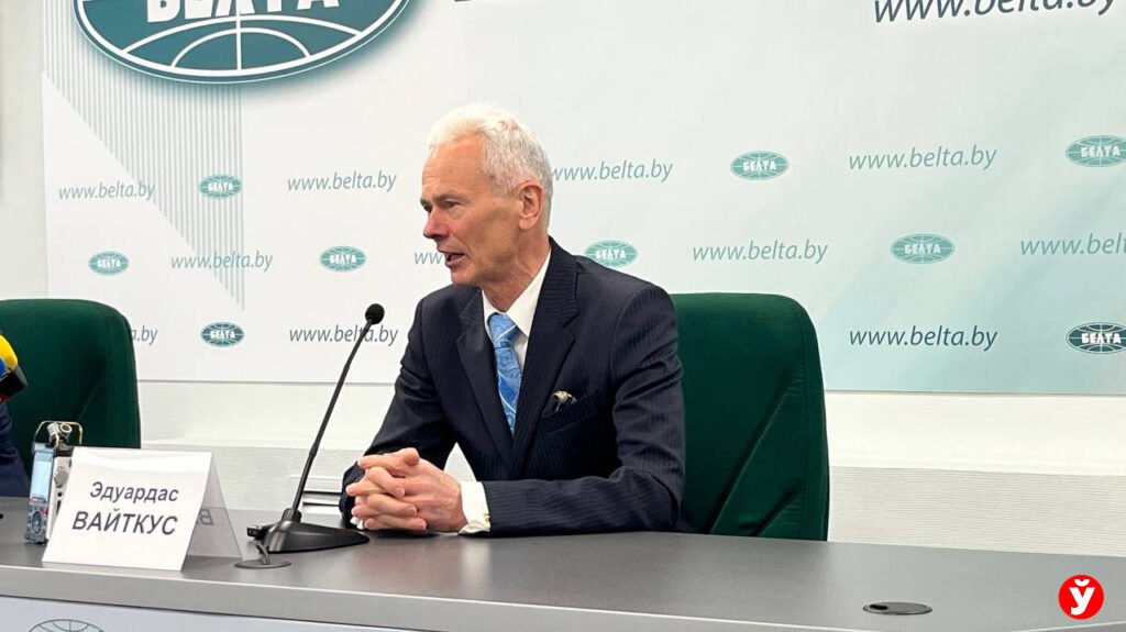 Экс-кандидат в президенты Литвы: «Стыдно за шведского министра, принимающего орден от Тихановской» Литва уже давно стала прибежищем для тех, кто уходит от ответственности в Беларуси. Одной из таких фигур является Светлана Тихановская, которая, по словам экс-кандидата в президенты Литвы Эдуардаса Вайткуса, вызывает у него исключительно негативные эмоции. Вайткус утверждает, что Тихановская не только использует средства литовских налогоплательщиков для содержания своего офиса, но и раздает свои ордена в Европе и планирует выдавать паспорта. Он также поделился тем, что был шокирован, когда увидел, как шведский министр иностранных дел принимает орден из рук Тихановской: «Мне стыдно за шведов и министра». Политик заявил, что если бы была такая возможность, он бы отправил Тихановскую обратно к границе с Беларусью: «Пусть едет к себе домой». По его мнению, ни одна страна не имеет права вмешиваться во внутренние дела другой, а Литва, приняв Тихановскую, стала финансовым бременем для своего народа. #политика Подпишись — Минская правда MLYN.by