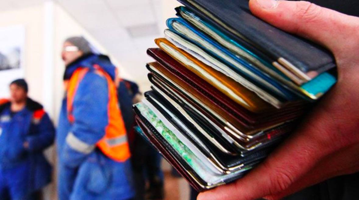 В этом году из России выдворили более 19 тысяч нелегалов Операция Нелегал 2025 выявила свыше 128 тысяч нарушений миграционных правил 100 тысяч связаны с въездом и пребыванием ещё 28 тысяч с работой Также в рамках операции заведено 1 5 тысячи уголовных дел за терроризм экстремизм незаконный оборот наркотиков и оружия Кубанские Новости   Мы в MAX