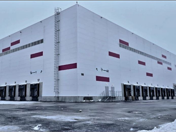 В Кемеровской области на складе крупного российского маркетплейса Wildberries произошло частичное обрушение крыши несколько человек пострадали 1 января 2026 года в городе Юрге Кемеровской области на недавно открытом складе компании Wildberries произошло частичное обрушение кровли в зоне разгрузки Как сообщает прокуратура Кемеровской области в результате обрушения пострадали три человека Новый склад проработал ровно месяц компания Wildberries получила разрешение на ввод в эксплуатацию первой очереди логистического комплекса в Юрге 1 декабря 2025 года Общая площадь объекта составила 40 тыс кв метров