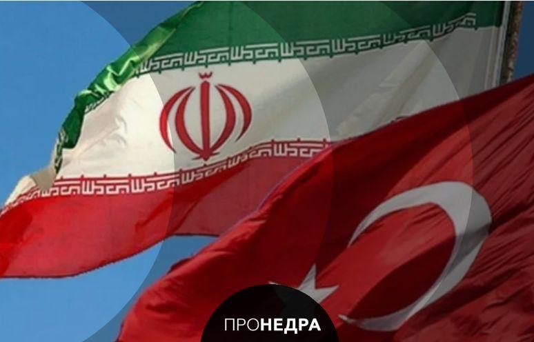 Иран предлагает Турции расширение энергетического сотрудничества Тегеран выразил готовность продлить действие текущего соглашения о поставках природного газа в Турцию и наращивать сотрудничество в энергетической области заявил министр иностранных дел А Арагчи во время совместной пресс конференции с турецким коллегой Х Фиданом Иран является одним из самых надежных поставщиков энергоресурсов для Турции и готов не только продлить долгосрочный контракт по природному газу но и развивать взаимодействие в сфере электроэнергии подчеркивает Арагчи   Пронедра Подписывайся