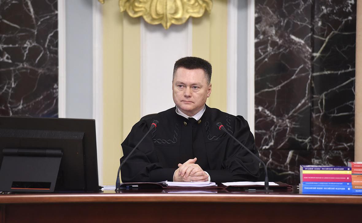 Председатель Верховного суда Краснов призвал транслировать всему миру передовые российские достижения в судебной сфере В интервью Российской газете он рассказал что поручил ускорить внедрение технологий искусственного интеллекта в работу судов Более того учитывая многие новейшие отечественные разработки в сфере IT наша страна должна задавать высокую планку и транслировать передовые российские достижения всему мировому сообществу в том числе в сфере судопроизводства сказал Краснов При этом он подчеркнул что нейросети никогда не смогут заменить российских судей так как конечные решения всегда должны оставаться за человеком Подписывайтесь на Расстригу