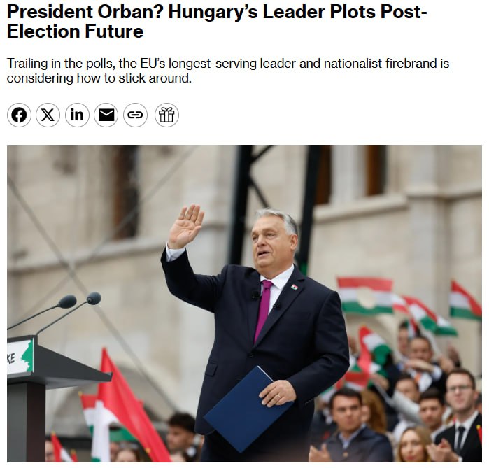 Премьер министр Венгрии Виктор Орбан рассматривает сценарий перехода на пост президента и последующего усиления его полномочий чтобы сохранить контроль над страной независимо от исхода парламентских выборов в апреле Об этом сообщает Bloomberg со ссылкой на источники знакомые с обсуждениями По информации агентства если Орбан останется под угрозой поражения в некоторых опросах его партия Фидес уступает оппозиции с двузначным разрывом премьер министр рассматривает возможность конституционной реформы которая должна превратить в основном церемониальную должность президента в ключевой центр власти Источник Bloomberg утверждает что идея об усилении президентского поста вновь стала предметом внутреннего обсуждения после ноябрьской встречи Орбана с президентом США Дональдом Трампом Венгерский парламент уже одобрил законопроект Фидес затрудняющий процедуру отстранения президента что рассматривается как часть подготовки к возможной реформе Сценарий предусматривает что в случае победы Фидес Орбан мог бы перейти в президенты передав управление правительством доверенному союзнику например министру строительства и транспорта Яношу Лазару а сам сосредоточится на внешней политике В случае поражения он мог бы использовать пост президента чтобы ограничивать действия нового кабинета и препятствовать его попыткам изменить курс страны и восстановить отношения с Евросоюзом Любая конституционная реформа должна быть проведена до выборов пока Фидес сохраняет конституционное большинство Для перехода Орбана на пост президента также потребовалась бы досрочная отставка нынешнего главы государства Тамаша Шуйока чей мандат действует до 2029 года Политические наблюдатели называют возможный план аварийной стратегией по сохранению системы Орбана и не исключают его реализации