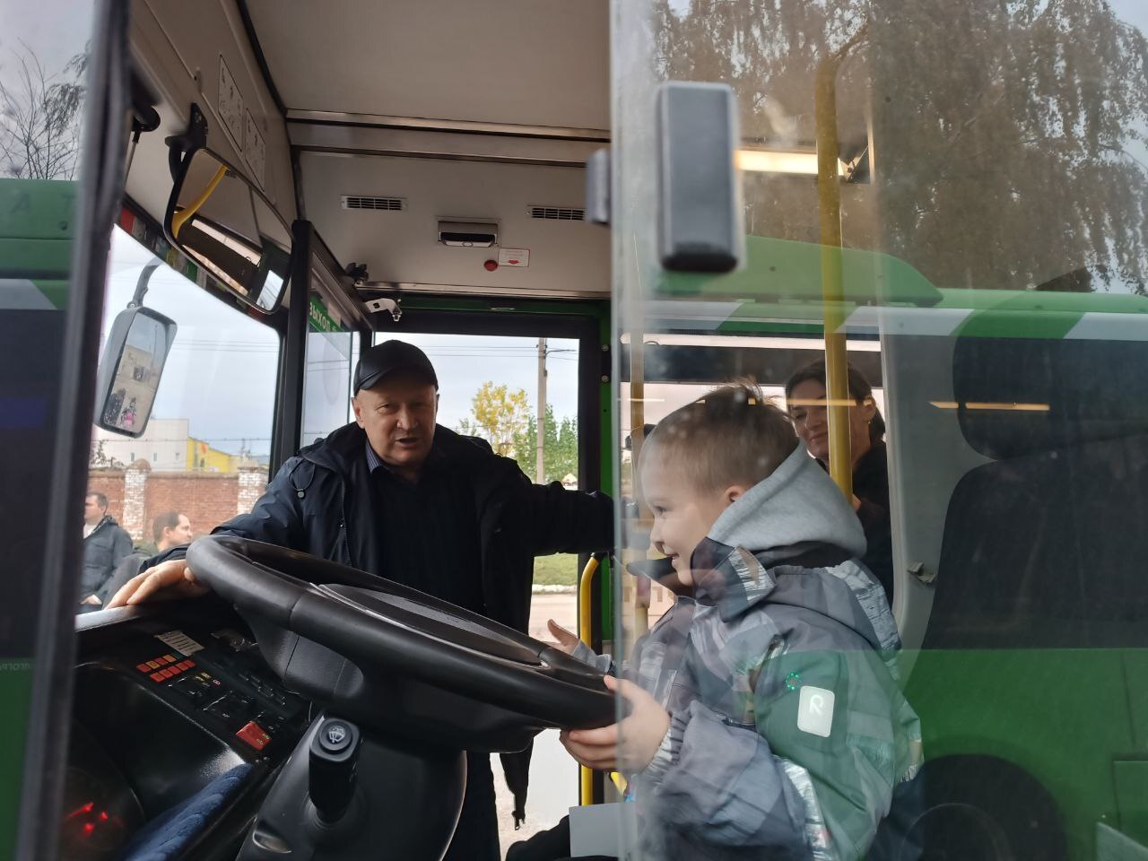 Более 60 юных курян побывали в автобусном парке и узнали чем занимаются их родители Ко Дню автомобилиста курский филиал Национальной транспортной ассоциации провёл для детей сотрудников необычную экскурсию Более 60 ребят в возрасте от 6 до 14 лет посетили автобусный парк где трудятся их родители Гостям показали ключевые зоны предприятия административный корпус с медпунктом для водителей стоянку на 226 автобусов Волгабас ремонтный участок и большую моечную линию Юные участники попробовали себя в роли водителя садились за руль открывали и закрывали двери объявляли остановки через громкую связь и подавали сигнал После экскурсии в актовом зале устроили викторину с призами и сладкими угощениями Исполнительный директор курского филиала НТА Константин Марьясин пообещал что такие встречи станут традиционными Курская Telega Прислать новость