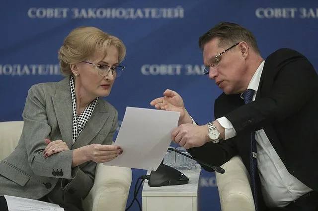 В Госдуме настаивают, чтобы минздрав изменил приказ о проведении телемедицинских консультаций в пользу врачей и пациентов Проблема в том, что Приказ Минздрава № 965н определил сроки оказания экстренной телемедицинской помощи - от 30 минут до двух часов и неотложной - от 3 до 24 часов. Но не установил алгоритм действий, если сроки не соблюдены или если центр перевёл консультацию из статуса «экстренной» в «плановую». Как и не установил сроков запроса и обратной связи плановой консультации, а также алгоритма действий, если обратной связи нет. То есть лечащий врач и пациент остаются без консультации и понимания, что дальше. Какой должен быть дальше алгоритм действий, кто его должен реализовать, в какой срок и с какой ответственностью. На практике, столкнувшись с такой ситуацией, лечащий врач сообщает, что ничего поделать не может, и поиск помощи становится проблемой только пациента. Данная проблема крайне актуальна для Дальнего Востока и Арктики. Вице-спикер Госдумы Ирина Яровая направила обращение в адрес Михаила Мурашко с настоятельной просьбой в максимально короткий срок обеспечить дополнение Приказа № 965н и разработать для регионов конкретное руководство с четкими алгоритмами взаимодействия медицинских организаций.