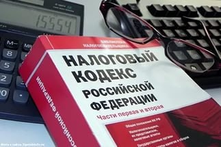 Задержания  за полмиллиарда     На Урале по делу о незаконном возмещении НДС  произошли новые задержания. Речь о деле, где в результате незаконных схем с возмещением НДС из бюджета было похищено до полумиллиарда рублей.  Накануне были задержаны главный бухгалтер принадлежащего Анастасии Чернецкой  бывшая невестка экс-мэра Екатеринбурга Аркадия Чернецкого  ООО «Сиба» Ольга Котельникова, а также экс-адвокат, владелец оказывающего юридические услуги ООО «Мёбиус» Эдуард Кузнецов.  Им вменяется то, что они знали о махинациях, которые под «крышеванием» начальника управления по борьбе с коррупцией областного ГУ МВД Андрея Дьякова осуществляли Василий Петров  владелец строительных компаний «Шудья» и «Формат» , Алексей Шахмаев  директор АО «ТТК-Екатеринбург»  и Анастасия Чернецкая  ООО «Сиба» .   Сейчас действия следователей направлены на то, чтобы вменить обвиняемым действия в составе организованной группы.    Версия