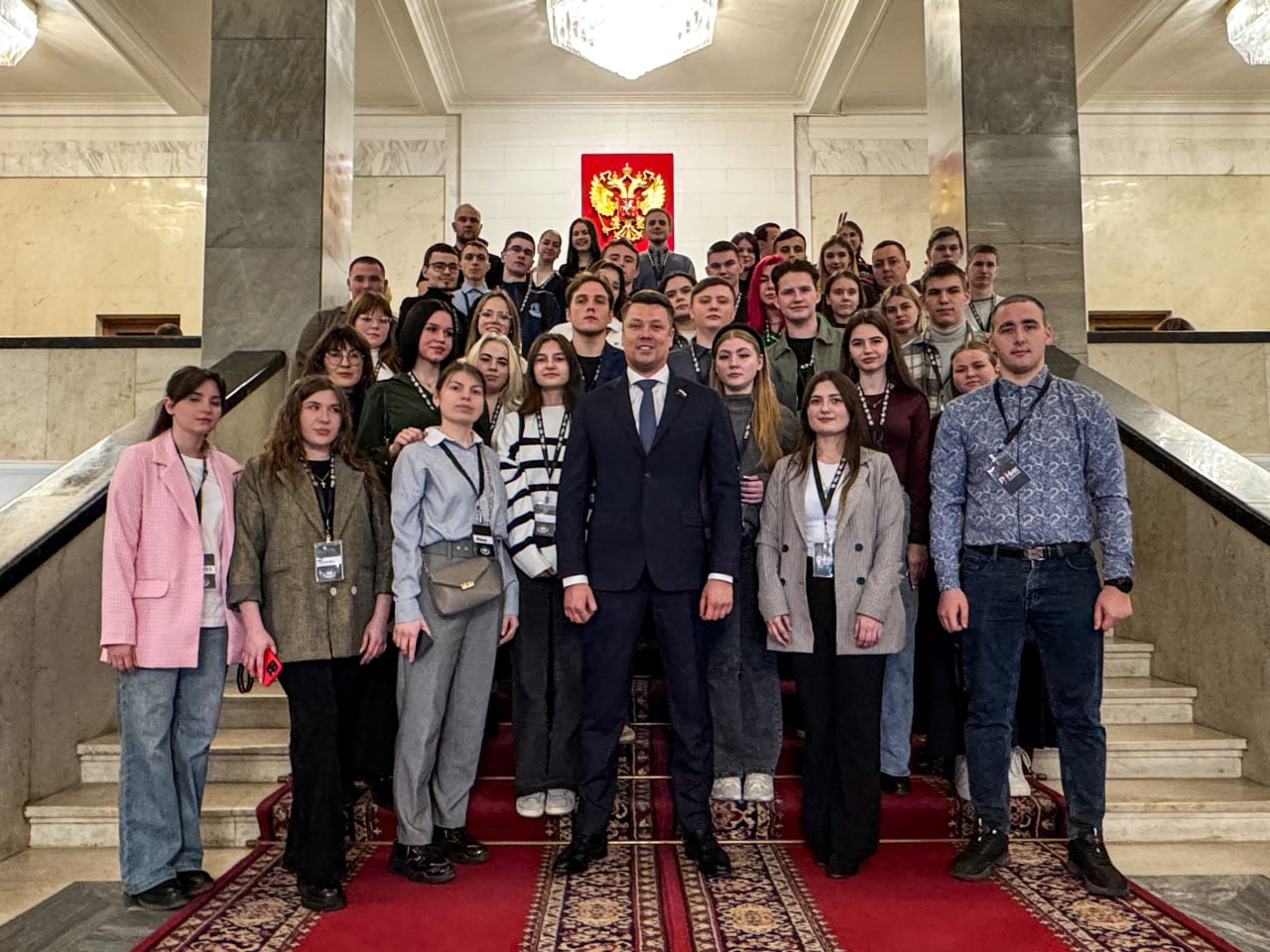 Государственную Думу сегодня посетили студенты и преподаватели Белгородского государственного аграрного университета имени В. Я. Горина. Специально для гостей из Белгородской области провёл экскурсию по парламенту и рассказал о деятельности депутатов.  Отмечу, что студенты Белгородского ГАУ — крайне активные и инициативные молодые люди. На нашей прошлой встрече мы обсуждали очень серьёзные темы, которые волнуют многих. Например, как мотивировать молодых людей оставаться в Белгородской области, а не уезжать в большие города, а также затронули вопросы об обустройстве молодёжной инфраструктуры. В завершение нашего общения мы договорились встретиться в Государственной Думе. Своё слово я сдержал.  Очень рад, что белгородская молодёжь проявляет искренний интерес к политической деятельности и стремится больше узнать о работе парламента. Это уже вторая группа студентов из нашего региона, которую мы принимаем в стенах Госдумы. Это событие уже становится закономерностью, а в будущем может перерасти в добрую традицию!