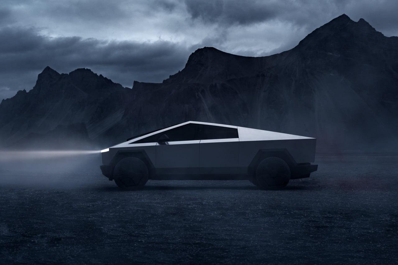 Tesla отозвала больше 76 тысяч электрокаров они теряют мощность и слепят водителей Сразу две кампании стартовали в США Первая затрагивает 63 6 тысячи пикапов Cybertruck а вторая 12 8 тысячи седанов Model 3 и кроссоверов Model Y В случае с Cybertruck причиной отзыва стали слишком яркие габаритные огни Проблема устраняется путём обновления ПО его новую версию необходимо установить на пикапы выпущенные в период с 13 ноября 2023 года по 11 октября 2025 года Model 3 и Model Y имеют дефект тяговой батареи который может стать причиной внезапной потери мощности С этой проблемой могут столкнуться владельцы седанов и кроссоверов 2025 и 2026 модельного года соответственно Журнал Авто ру online