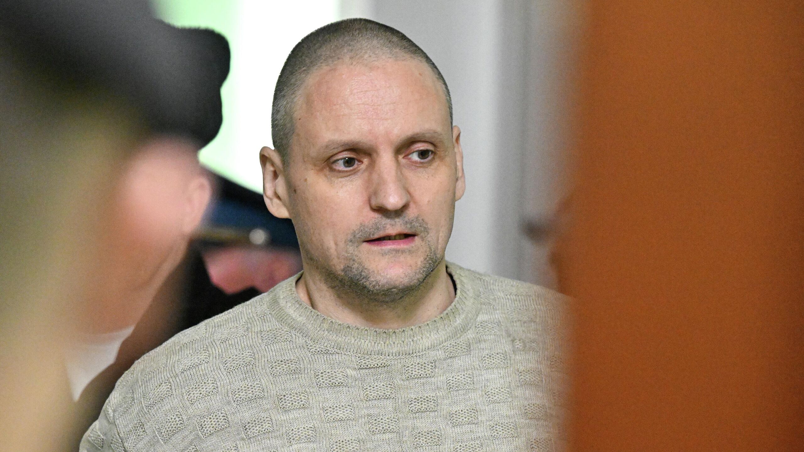 Обвинение попросило 2 й Западный окружной военный суд приговорить к 7 годам колонии лидера Левого фронта Сергея Удальцова по делу об оправдании терроризма сообщил РИА Новости участник процесса Обвинение в прениях сторон попросило суд приговорить Удальцова к 7 годам с отбыванием в колонии строгого режима рассказал собеседник агентства Удальцову предъявлено обвинение в оправдании терроризма в сети уголовная статья предусматривает наказание в виде лишения свободы на срок от пяти до семи лет Как заявляла защита политика со всех адвокатов взяли подписку о неразглашении Политик же рассказал журналистам в суде что его обвиняют в размещении постов в поддержку ребят из Уфы участников марксистского кружка которых арестовали по делу о создании террористического сообщества Политик подчеркнул что вину не признает